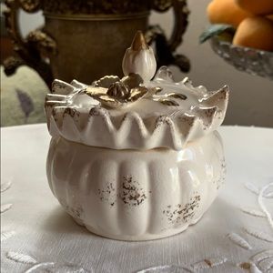 VINTAGE TRINKET BOX HAND PAINTED ARTMARK CRM/GOLD